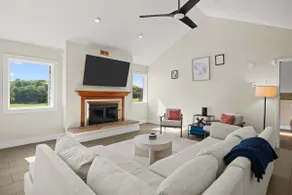 Luxury Lakeview Oasis: Hot Tub, Gym & Movie Room - Image 4
