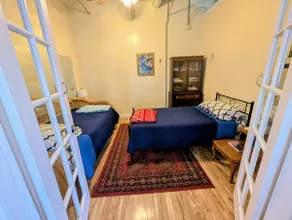 Deluxe corner apartment with riverfront views close to dining and downtown - Image 5