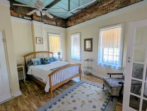 Deluxe corner apartment with riverfront views close to dining and downtown - Image 3