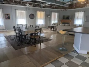 Deluxe corner apartment with riverfront views close to dining and downtown - Image 4