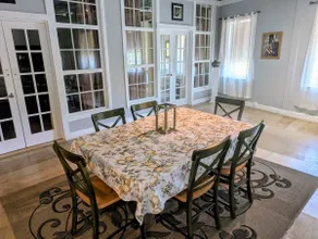 Deluxe corner apartment with riverfront views close to dining and downtown - Image 4