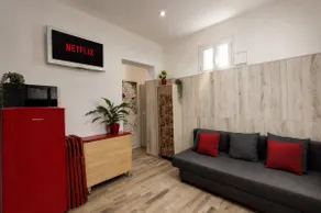 Sweet, modern home - Image 5