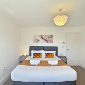 Spacious 3BR House Parking Garden Sleeps 6 - Image 2