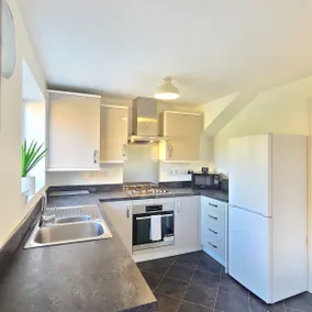 Spacious 3BR House Parking Garden Sleeps 6 - Image 5