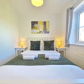 Spacious 3BR House Parking Garden Sleeps 6 - Image 3