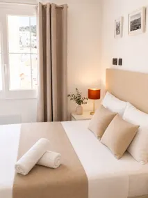 Grand Central House - Classic Penthouse Ensuite - Image 3