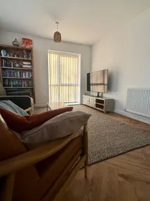 Lakeside apartment with FREE parking / M25 - Image 5