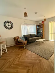 Lakeside apartment with FREE parking / M25 - Image 4
