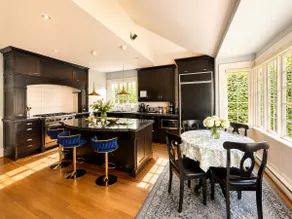 Luxury 5BR • Sleeps 9+ • AC • FreeParking • DT - Image 3
