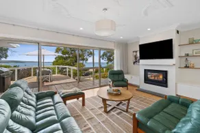 Alby's - Beachfront Retreat - Image 2