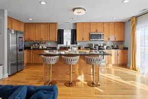 Luxe Duplex - Private Gym -Huge Backyard -Arcade- King Beds - Garage-EV Charger - Image 5