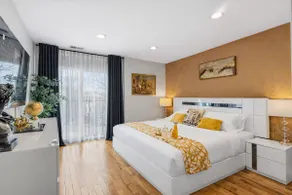 Luxe Duplex - Private Gym -Huge Backyard -Arcade- King Beds - Garage-EV Charger - Image 4