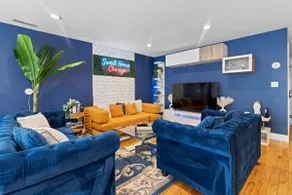 Luxe Duplex - Private Gym -Huge Backyard -Arcade- King Beds - Garage-EV Charger - Image 2