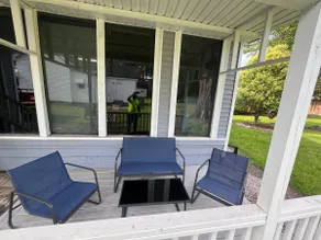 Charming, spacious and updated 3 bedroom bungalow - Image 4
