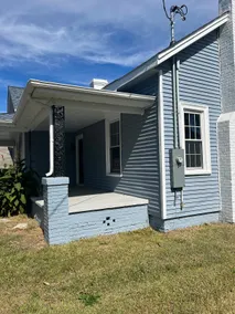 Charming, spacious and updated 3 bedroom bungalow - Image 2