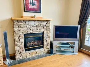 Alpine Retreat: 2BR Ski-In/Ski-Out Condo with Private Hot Tub - Image 5