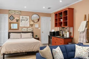 Cozy Getaway~2 miles to UF Campus, Free Parking - Image 2