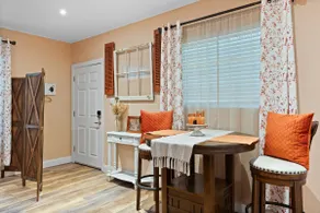Cozy Getaway~2 miles to UF Campus, Free Parking - Image 3