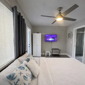*Discounted Rate* Stylish studio near the beach - Image 2