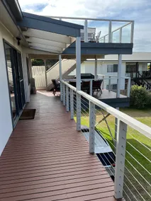 Walk to the beach from this coastal retreat - Image 5