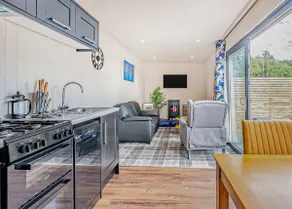 Pine Boutique Lodge with hot tub for couples & dog - Image 2