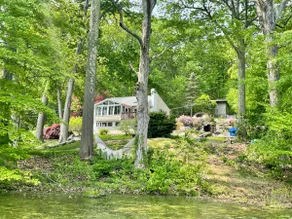 Secluded Lakefront Chalet•Firepit•Yard Dogfriendly - Image 2