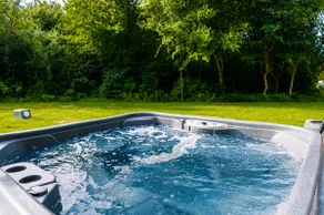 Bigfoot's Tiny Cabin | Hot Tub & BBQ + Parking - Image 3