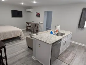 Studio 12 Spacious & Comfortable with a Bonus Room - Image 2