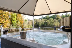 Luxury riverside Lodge w Hot tub - Image 4