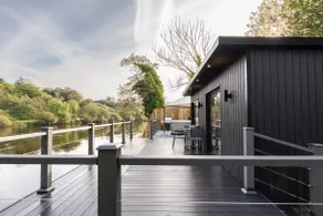Luxury riverside Lodge w Hot tub - Image 5