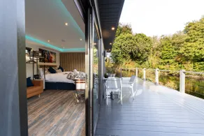 Luxury riverside Lodge w Hot tub - Image 3
