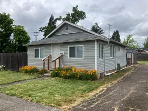 Home in Springfield with large yard and driveway - Image 2