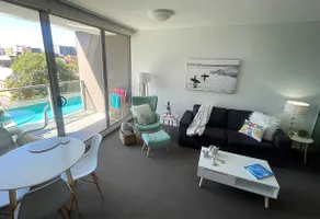 AQUA 306 POOLSIDE Luxury Apartment , Honeysuckle, NEWCASTLE FREE Parking - Image 4