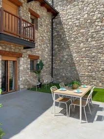 Mountain retreat with private terrace - Image 3