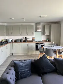 King bed and lake views, 2 bedroom apartment - Image 4
