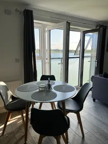King bed and lake views, 2 bedroom apartment - Image 3