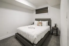 Cozy Two bedroom suite, 10mins from the Airport and major Edmonton Shopping mall - Image 4