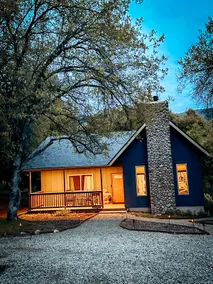 Updated Cabin with POOL and SPA 5 minutes from Sequoias National Park - Image 2