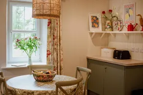 Cosy Garden Cottage w/ hot tub, castle & sea views - Image 5