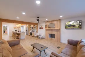 5 star Mid-Century Lakefront Pickleball Retreat - Image 4