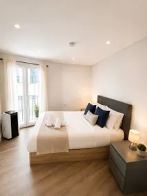 Grand Central House - Classic Two Bedroom Balcony - Image 4