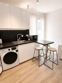 Grand Central House - Classic Two Bedroom Balcony - Image 5