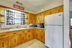4 Mi to Dtwn! Ozarks Hideaway w/ Furnished Deck - Image 4