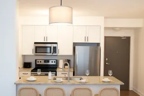 Stylish Cozy 1Bedroom Condo in Square one centre - Image 3
