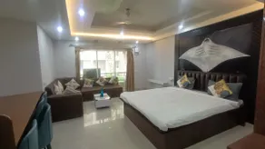 Super sized studio near airport & shopping centre - Image 2