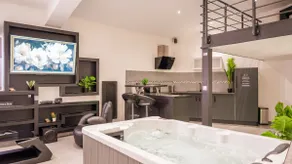Luxury Suite with Jacuzzi & Hammam - Image 2