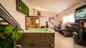 Luxury Suite with Jacuzzi & Hammam - Image 3