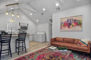 Montgomery Street Hideaway - Image 3