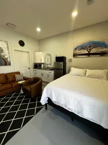 Crash Pad A -Studio Apt. /Warm, inviting space. - Image 2