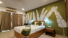 Super Deluxe Studio with Bar & Full Kitchen - Image 3